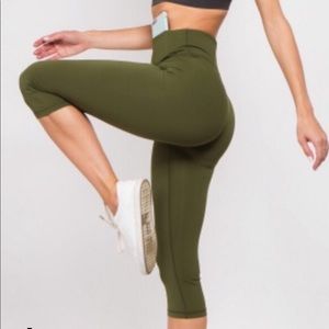 Olive Capri athletic leggings 🚴🏻♀️